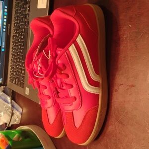 Cat&Jack, Kids Size 6 Red And White Lace Tie Boston Sneakers